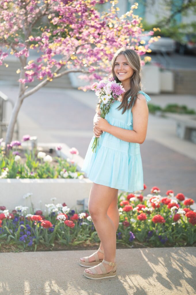 spring senior portraits in front of tulips